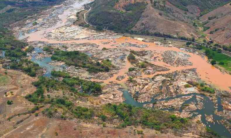 Imagem area mostra a a lama no Rio Doce, na cidade de Resplendor(foto: Fred Loureiro/Secom-ES )