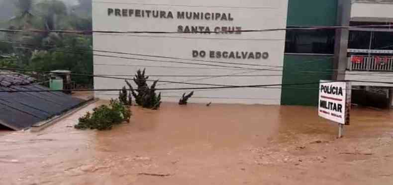 Enchentes transformaram ruas em rios em cidades da Zona da Mata(foto: Reproduo Facebook/Portal Capara)