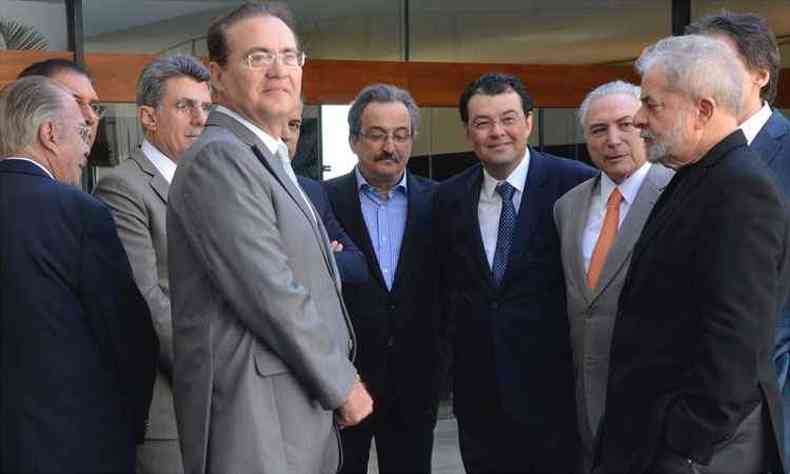 O vice-presidente da Repblica e articulador poltico do governo, Michel Temer, durante caf da manh com o ex-presidente Luiz Incio Lula da Silva, e lideranas do PMDB, no Palcio do Jaburu(foto: Elza Fiuza/Agncia Brasil)