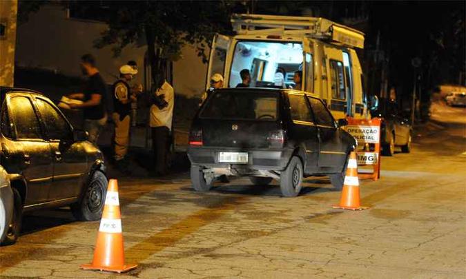 Operação aborda motoristas na noite da capital: para este ano, meta é superar mais uma vez o número inédito de fiscalizações. No balanço de 2016, quantidade de infrações flagradas aumentou (foto: Marcos Vieira/EM/DA Press) Operação aborda motoristas na noite da capital: para este ano, meta é superar mais uma vez o número inédito de fiscalizações. No balanço de 2016, quantidade de infrações flagradas aumentou (foto: Marcos Vieira/EM/DA Press)