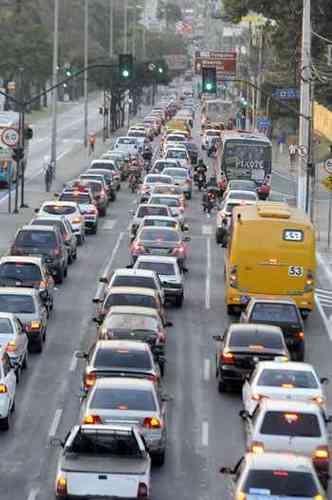 Congestionamentos frequentes na Avenida Antnio Carlos geram transtornos a motoristas e passageiros(foto: Beto Magalhes/EM/D.A Press)