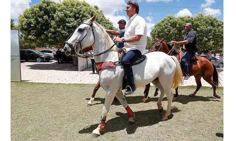 Bolsonaro a cavalo