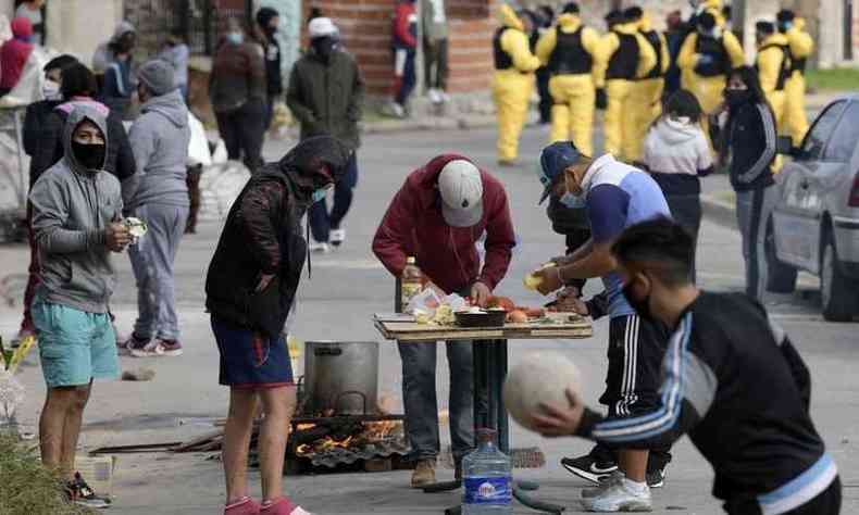 Governo garante entrega de alimentos, remdios e mantimentos, mas moradores no sabem ou desconfiam(foto: Juan Mabromata/AFP)