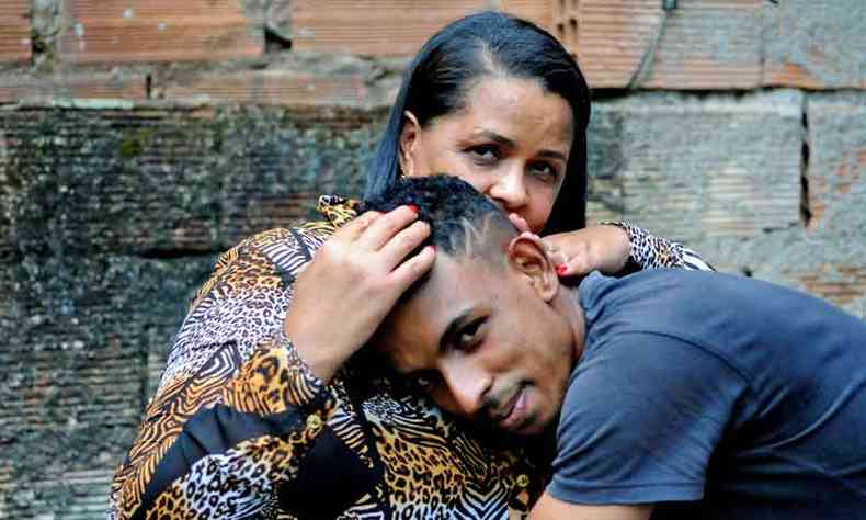 Marlene dos Reis, de 47 anos, com o filho. Ela luta na Justia para conseguir indenizao para a me e um irmo portador de deficincia fsica(foto: Leandro Couri/EM/DA Press)