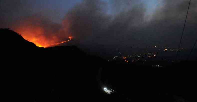 Incndio consome a Serra do Cip desde 27 de setembro: carto-postal  uma das seis reservas em chamas no estado, segundo levantamento do Inpe (foto: Leandro Couri/EM/D.A Press)
