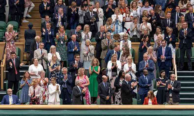Momento em que o pblico aplaude a cientista Sarah Gilbert em Wimbledon(foto: Joe Toth/AFP)