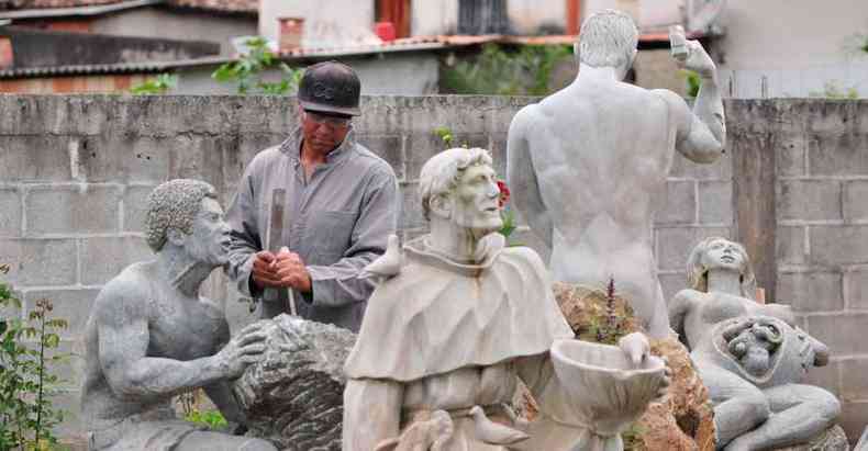 Fabio Dias, autodidata, que esculpe desde criana,  um dos discpulos do mestre do barroco na terra da pedra-sabo: a arte  minha vida(foto: TLIO SANTOS/EM/D.A PRESS)