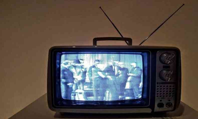 Televiso antiga com rudo na imagem