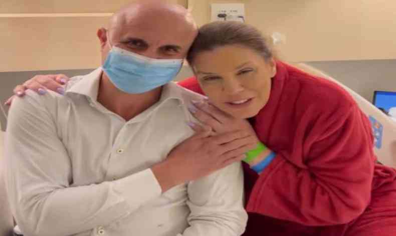 Vídeo da cantora Simony ao lado do seu médico, Fernando Maluf, explicando que a doença foi descoberta a partir de uma colonoscopia de rotina