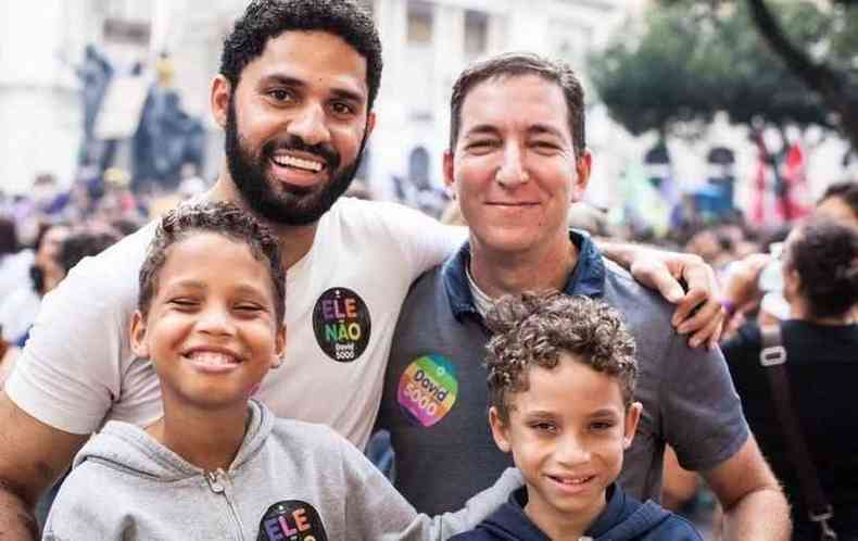 David Miranda (esquerda) é casado com o jornalista americano Glenn Greenwald e tem dois filhos, adotados dois anos atrás(foto: Reprodução/Facebook)
