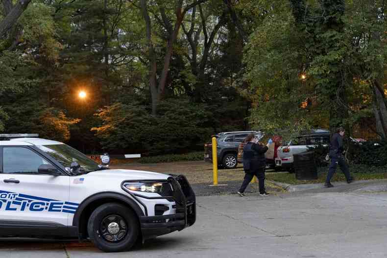 Policiais em frente  residncia onde foi encontrada morta a presidente de uma sinagoga
