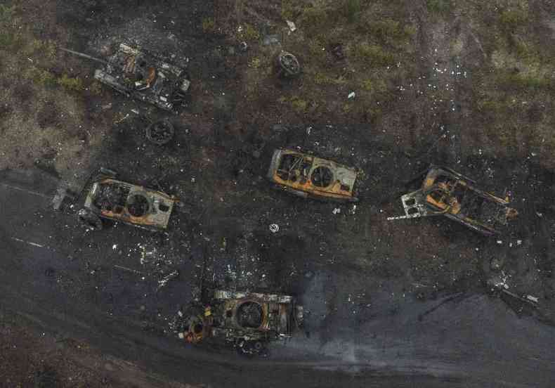 tanques russos destrudos, vistos em imagem area