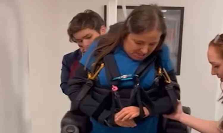 Mara Gabrilli testa Atlante, equipamento que permite que pessoas com paralisia voltem a andar