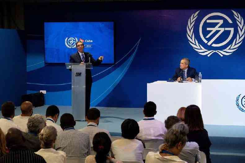 O ministro das Relaes Exteriores de Cuba, Bruno Rodriguez ( esquerda), fala durante entrevista coletiva sobre a Cpula do G-77 + China na inaugurao da sala de imprensa em Havana, em 13 de setembro de 2023