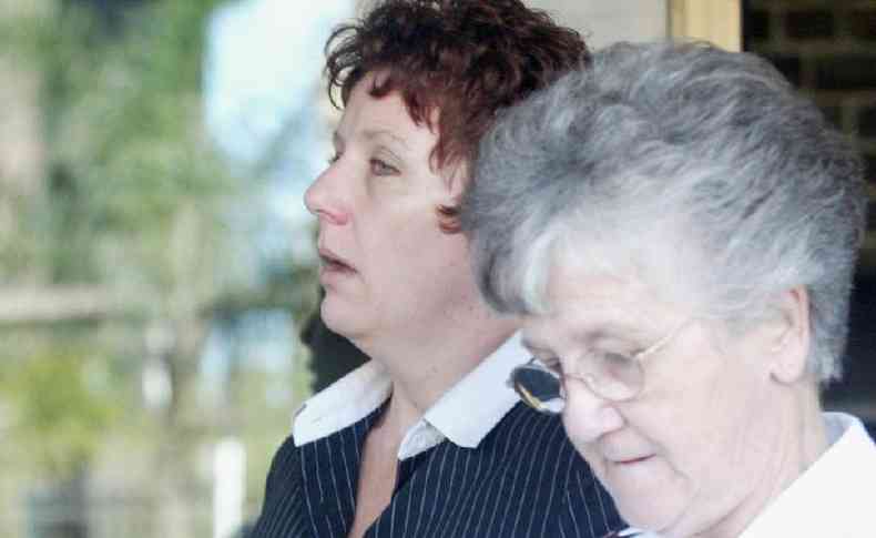 Kathleen Folbigg ( esquerda) durante seu julgamento por assassinato em 2003(foto: The Sydney Morning Herald/Getty Images)