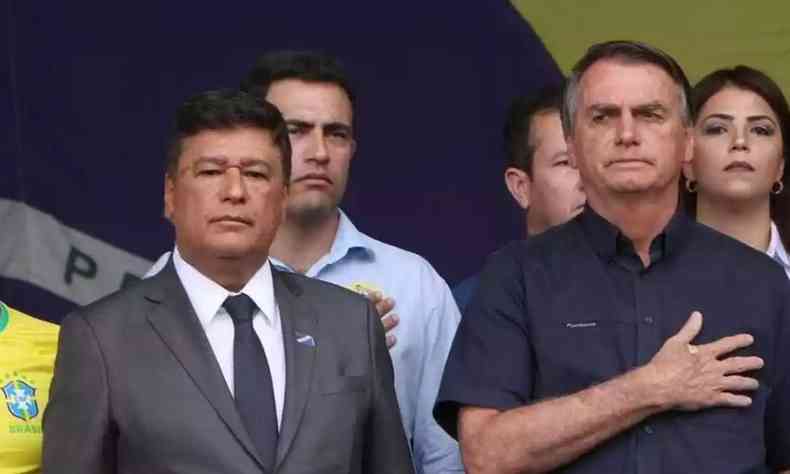 Carlos Viana e Jair Bolsonaro lado a lado, srios, durante execuo do hino nacional brasileiro