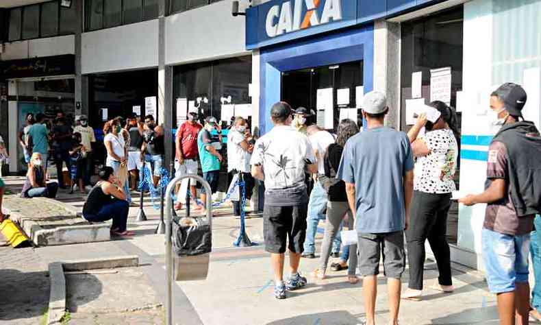 Populao na fila da Caixa para receber auxlio emergencial: governo pretende deve voltar o benefcio em 5 de abril(foto: JUAREZ RODRIGUES/EM/D.A. PRESS 30/4/20)