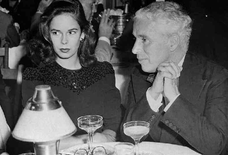 Oona e Charlie Chaplin em sua primeira apario pblica desde que chocaram o pblico em 1943 com seu casamento surpresa: ele tinha 54 anos e ela 18