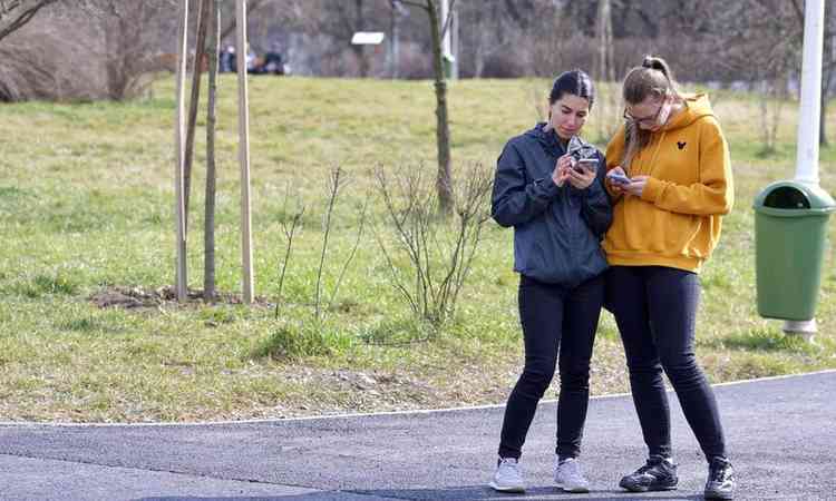 duas mulheres olhando o smartphone