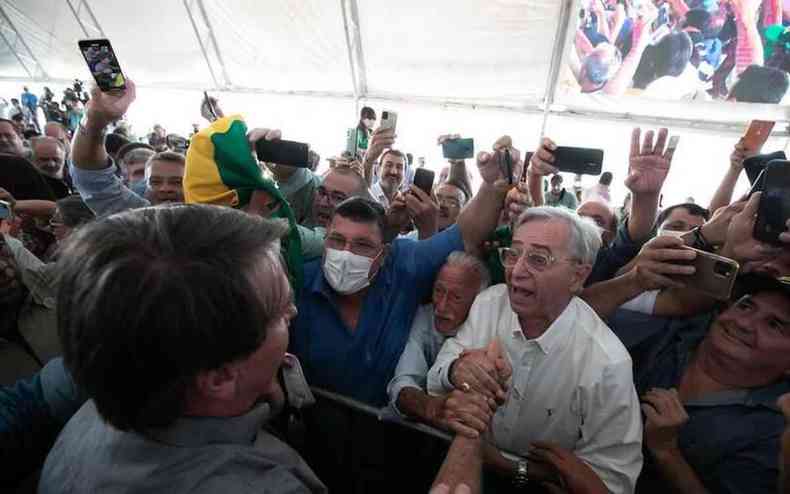 Bolsonaro fala com apoiadores