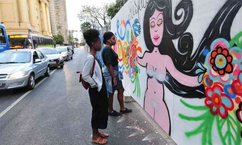 Para Ana Caroline e Taline, a interveno annima na obra no  apenas conservadorismo e sim um ato contra as mulheres grafiteiras (foto: Gladyston Rodrigues/EM/DA Press)
