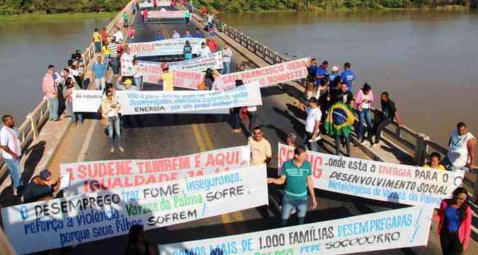 Protesto contra o desemprego em Pirapora interrompeu o trfego na ponte sobre o Rio So Francisco (foto: Aparicio Mansur/Divulgao -protesto em Pirapora)