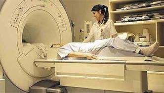 Um dos exames usados � o de resson�ncia magn�tica, no qual o paciente entra numa esp�cie de t�nel que gera imagens da parte do corpo a ser analisada(foto: Hospital Fel�cio Rocho Divulga��o)