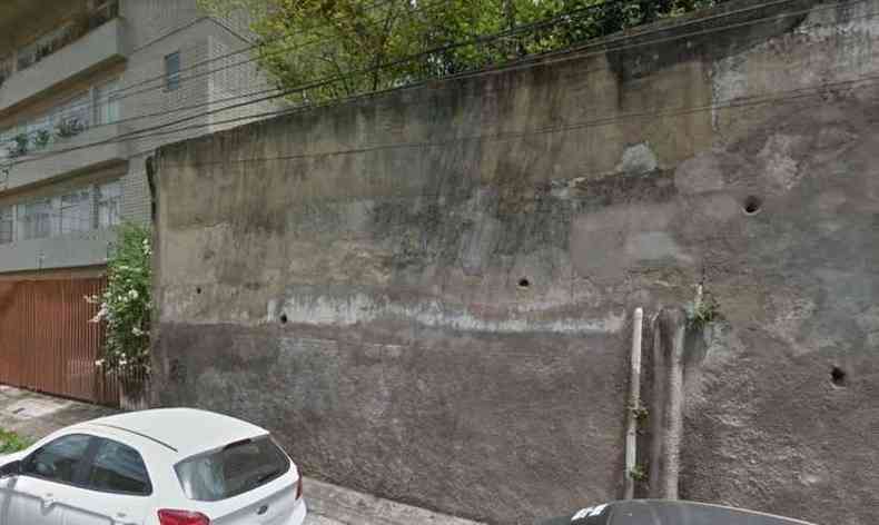 Muro antes do desabamento(foto: Reproduo da internet/Google Maps)