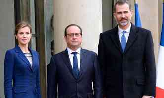 Bertrand Guay/APF Photo(foto: O presidente da Frana, Francois Hollande, ao centro, com o Rei Felipe VI e a Rainha Letizia, da Espanha, para reunio aps acidente)