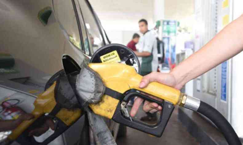Preo de gasolina da Petrobras para as distribuidoras ter um aumento mdio de R$ 0,10 por litro(foto: Antonio Cunha/CB/D.A Press)