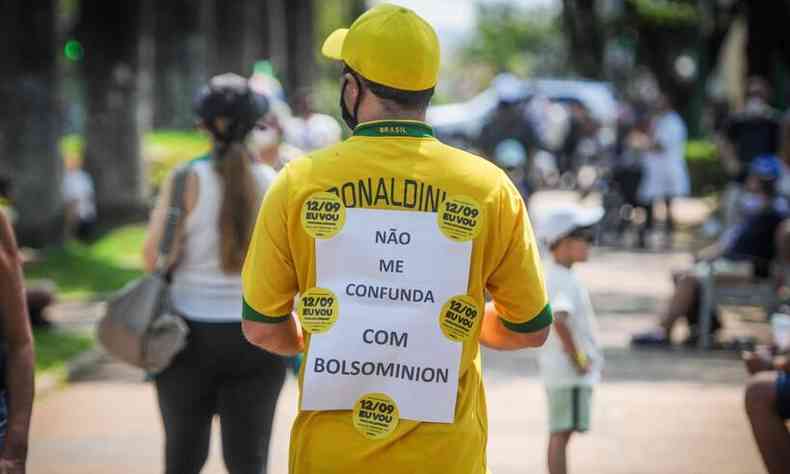 Manifestante vai com blusa da CBF para manifestao pelo impeachment de Bolsonaro