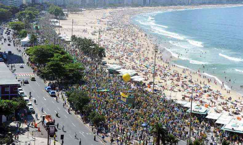 No Rio de Janeiro, protesto aconteceu na orla da praia de Copacabana(foto: AFP PHOTO / TASSO MARCELO )