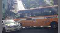 Batida entre ônibus e carro fere mulher no Bairro Novo São Lucas em BH