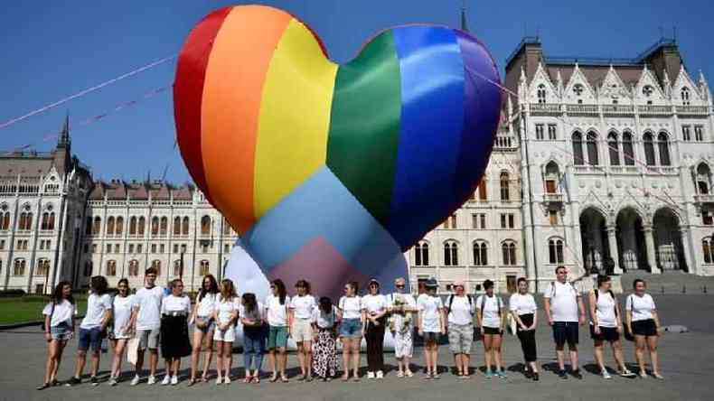 Protesto em frente ao Parlamento hngaro em julho de 2021 contra a aprovao de legislao anti-LGBT