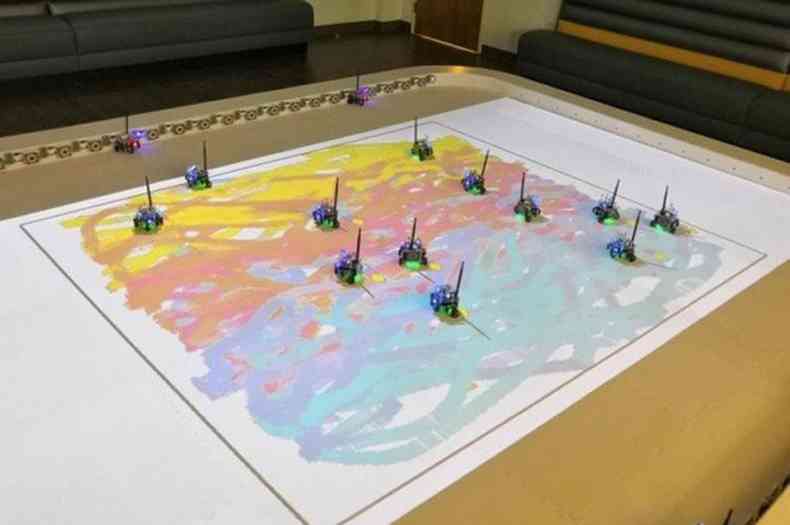 Um artista pode apontar diferentes regiões de uma tela para ser pintadas pelos minirrobôs, com a cor da sua escolha: imagens abstratas(foto: M. Santos/Divulgação)
