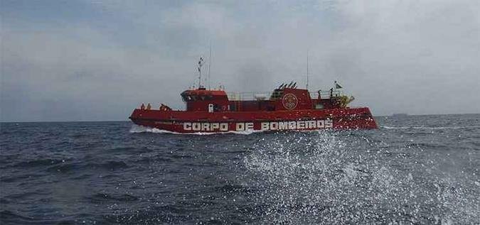 O Navio Fleury, enviado para combate ao fogo, tem a capacidade de puxar água dos canais e repassá-la para as viaturas(foto: Divulgação/Corpo de Bombeiros) O Navio Fleury, enviado para combate ao fogo, tem a capacidade de puxar água dos canais e repassá-la para as viaturas(foto: Divulgação/Corpo de Bombeiros)