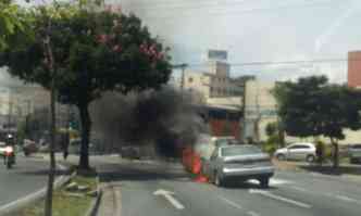 Um dos carros pegou fogo na Avenida Pedro II e assustou os motoristas(foto: Vinicius Alves)