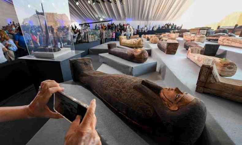 Em novembro de 2020, mais de 100 sarcfagos de madeira tinham sido descobertos em Saqqara(foto: Ahmed HASAN/AFP)