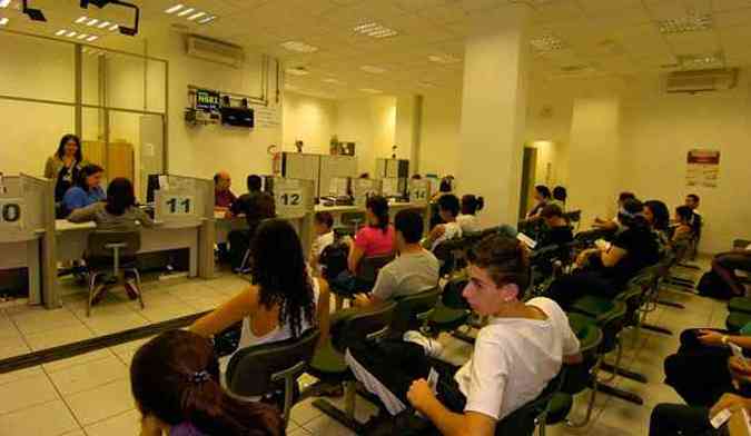 Servidores atendem eleitores no TRE: horas extras foram a R$ 2,3 mi(foto: Cristina Horta/27/4/12)