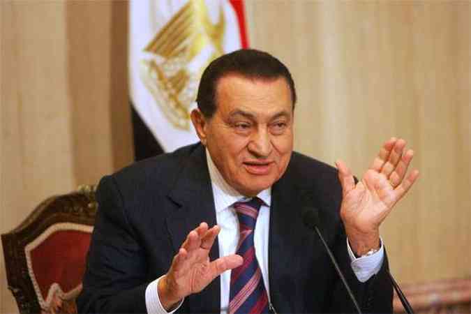Ex-presidente do Egito foi declarado clinicamente morto depois de ser transferido de um hospital at a priso(foto: AFP PHOTO/KHALED DESOUKI )