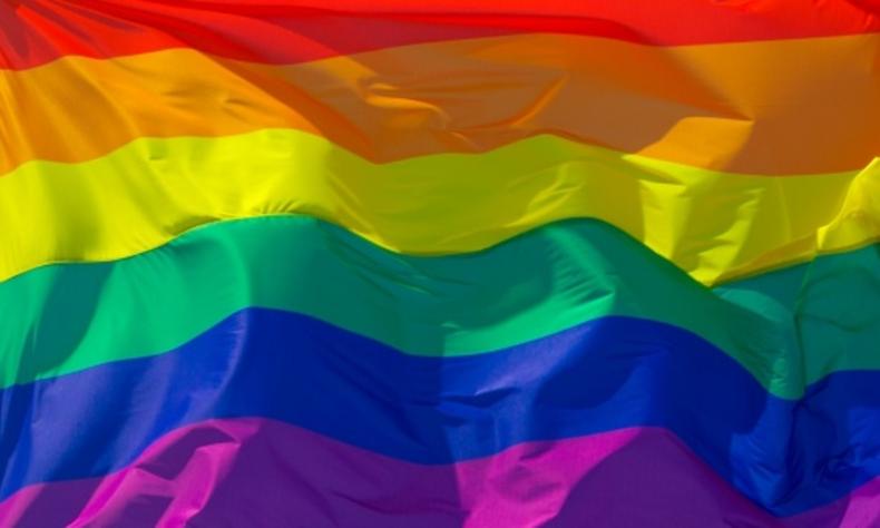 Bandeira com as cores do arco-ris tremulando