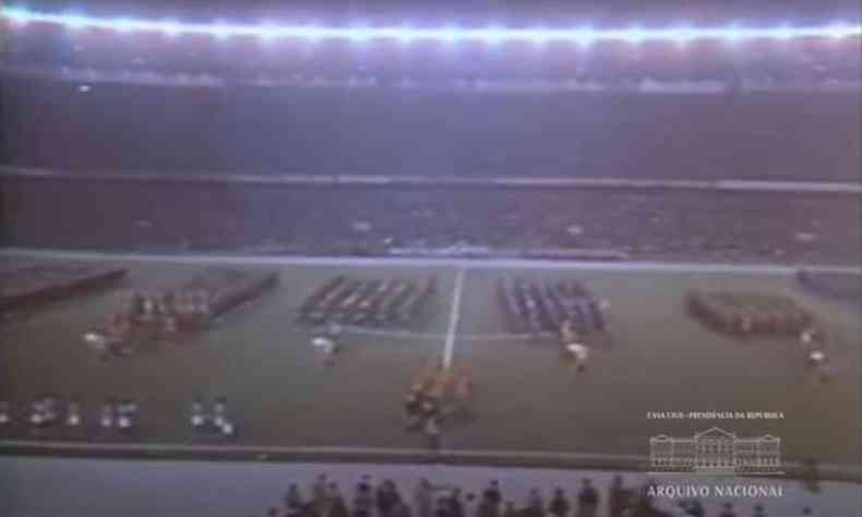 Frame de um vídeo que mostra partida de futebol no Mineirão durante Olimpíada do Exército, em 1971