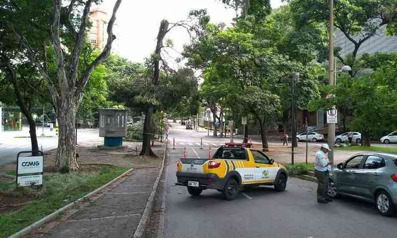 A BH Trans interrompeu o trnsito na Avenida Barbacena por causa do risco(foto: Vincius de Oliveira / BH Trans)