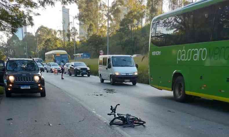 Bicicleta atropelada na via