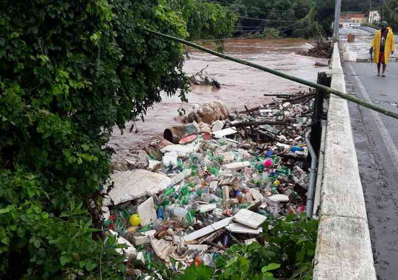 Lixo na beira do Rio das Velhas