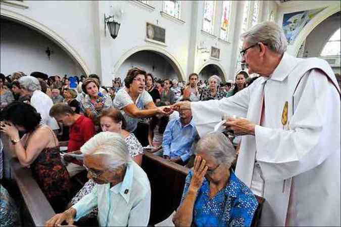 O clima de festa tomou conta da Igreja de Nossa Senhora do Carmo, com os fiis se aglomerando para cumprimentar o religioso (foto: (Euler Jnior/EM/D.A Press))