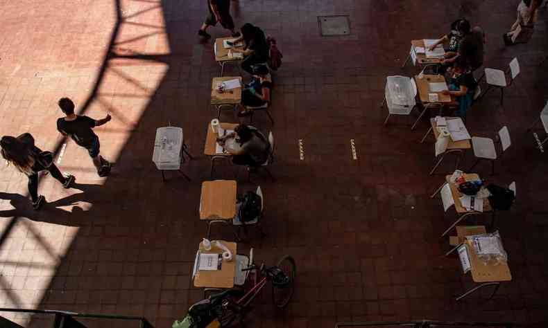 As pessoas votam em uma assembleia de voto em Paine, durante o segundo turno da eleio presidencial no Chile, em 19 de dezembro de 2021
