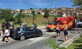 Vítima ferida foi socorrida em uma ambulância do Corpo de Bombeiros(foto: Guilherme Paranaíba/EM/DA Press) Vítima ferida foi socorrida em uma ambulância do Corpo de Bombeiros(foto: Guilherme Paranaíba/EM/DA Press)