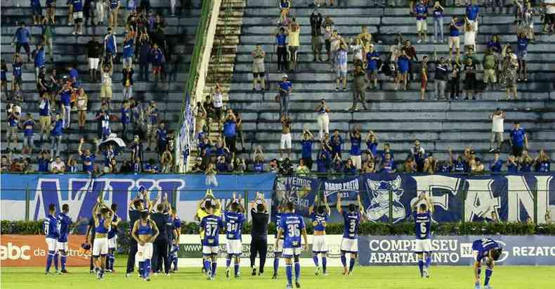 Jogadores do Cruzeiro agradecem o apoio da torcida nas arquibancadas do Estdio Radialista Mrio Helnio, em Juiz de Fora, depois da vitria de virada sobre o Tupynambs por 4 a 2, no domingo(foto: Fernando Priamo/Light Press/Cruzeiro)