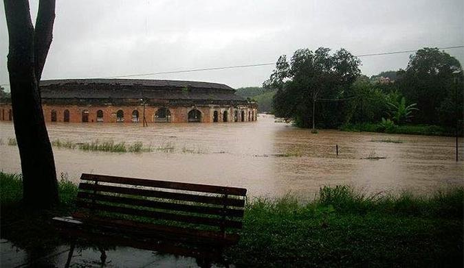 A rotunda, local usado para a manuteno e movimentao de locomotivas, foi invadida pela gua(foto: Andr Ribeiro de Oliveira/Arquivo pessoal )